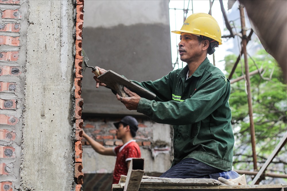am anh muu sinh voi nghe treo minh tren gian giao cheo leo