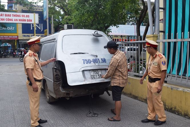 csgt lien tuc phat hien xe cho go lau vi vu tren quoc lo