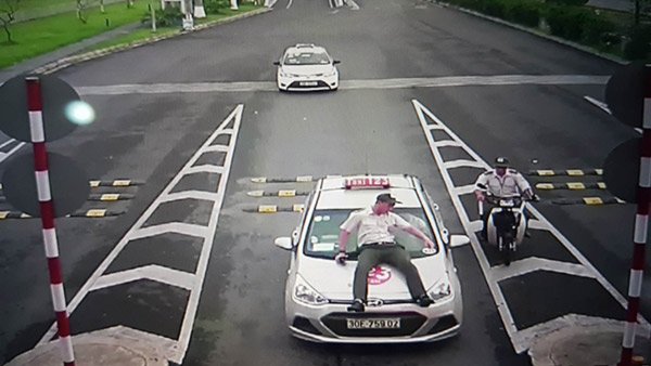 tai xe taxi lieu linh hat nhan vien an ninh san bay noi bai len nap capo