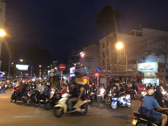 canh sat phun nuoc dap lua can nha chay dien no nhu phao hoa