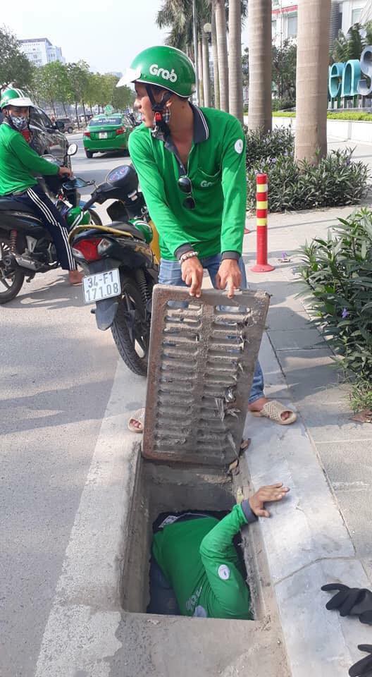 tai xe grabbike chui cong tim the ngan hang giup co gai anh