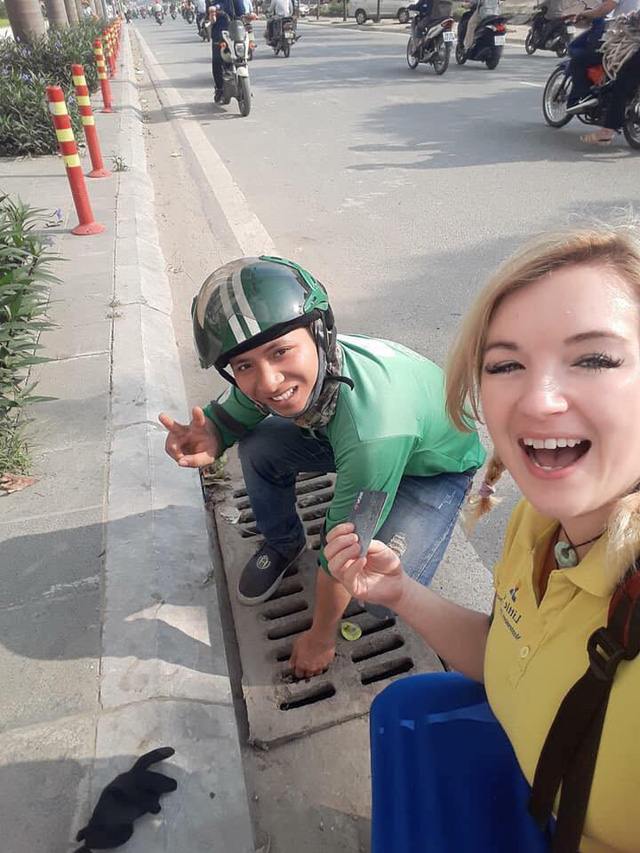tai xe grabbike chui cong tim the ngan hang giup co gai anh