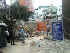 Thanh sắt rơi từ khách sạn 21 tầng đang xây khiến người dân hoảng sợ