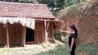 gia canh khon kho cua be gai 15 tuoi nghi bi bac ruot hiep dam den sinh con