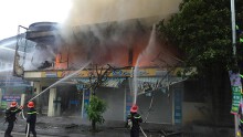 Nhà hàng ở Hồng Gai bốc cháy đùng đùng