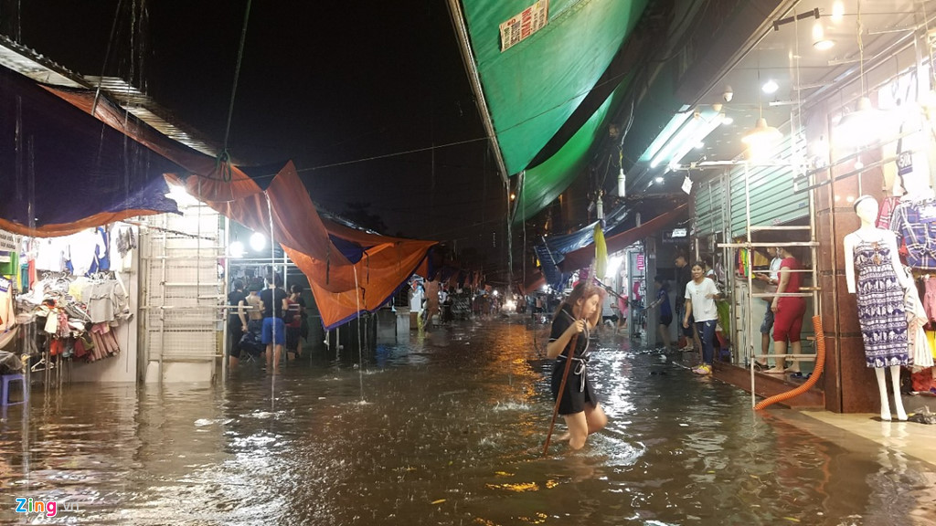 ha noi mua lon nuoc dang cao tran vao nha dan trong dem