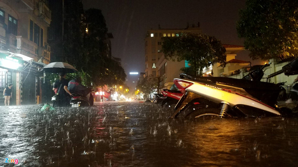 ha noi mua lon nuoc dang cao tran vao nha dan trong dem