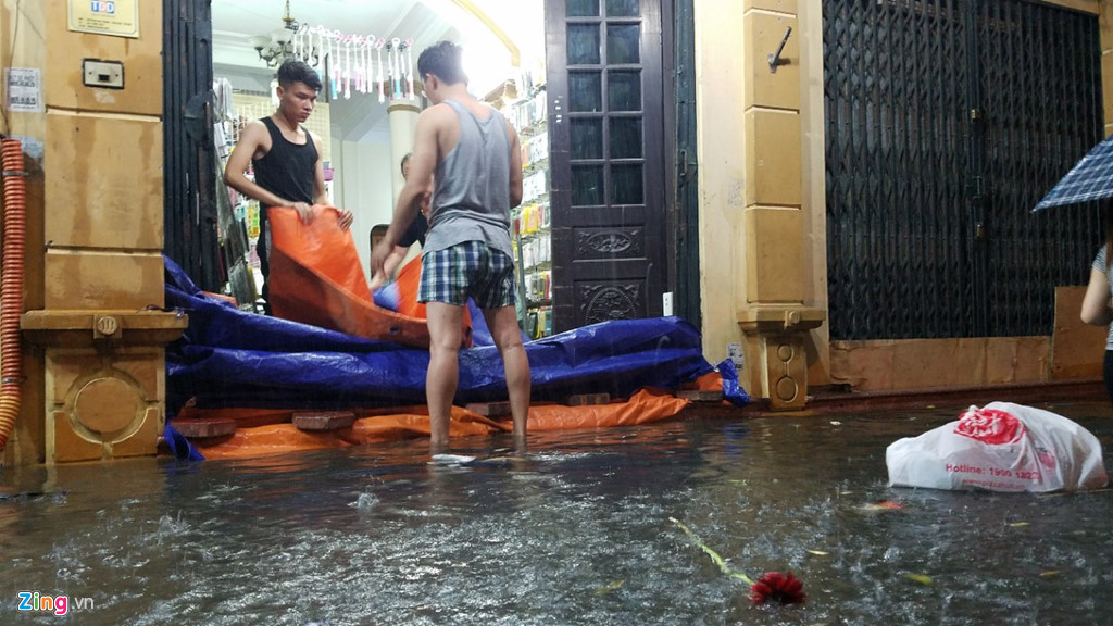 ha noi mua lon nuoc dang cao tran vao nha dan trong dem