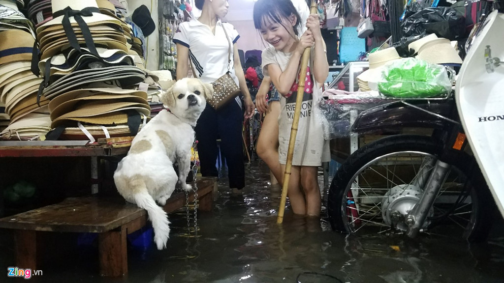 ha noi mua lon nuoc dang cao tran vao nha dan trong dem