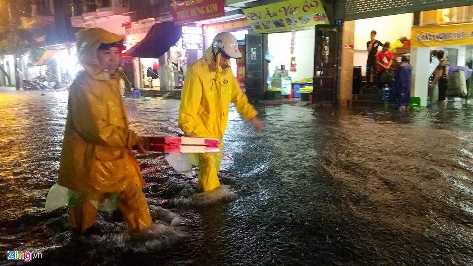 ha noi mua lon nuoc dang cao tran vao nha dan trong dem