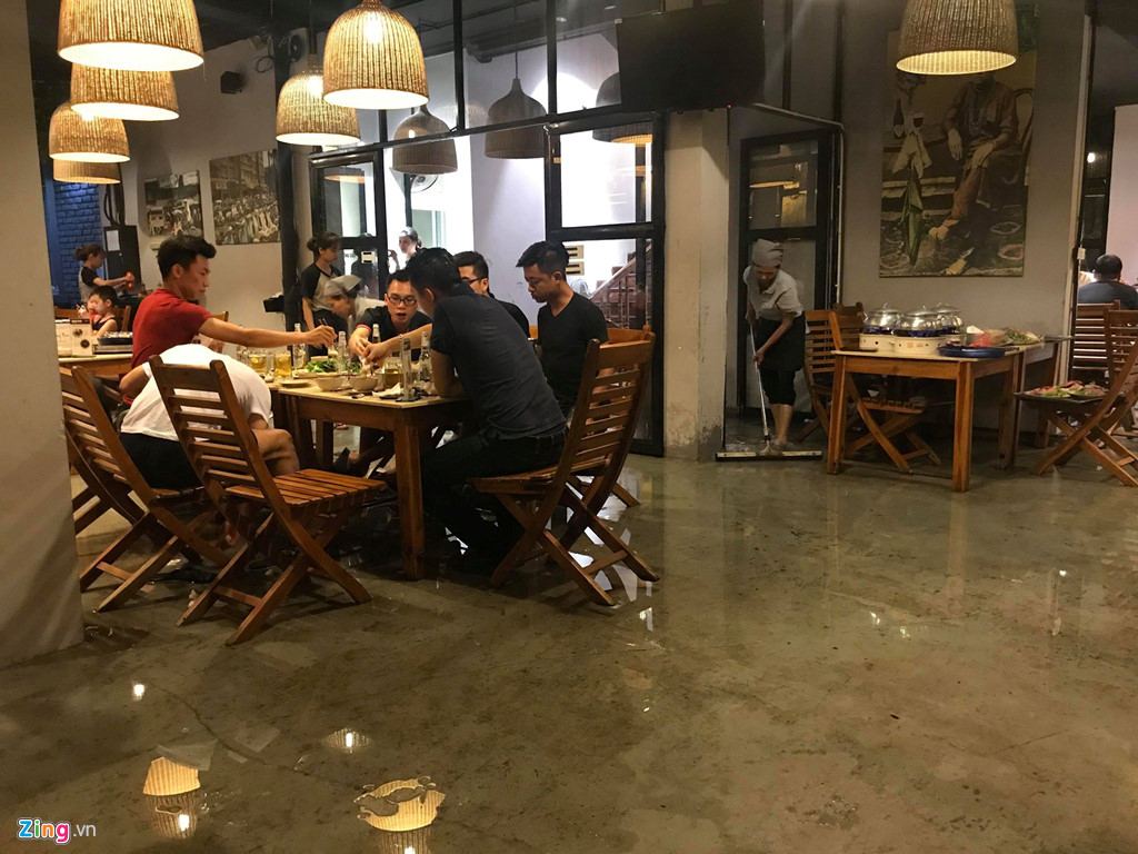 ha noi mua lon nuoc dang cao tran vao nha dan trong dem