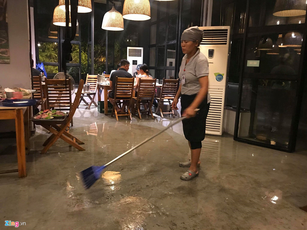 ha noi mua lon nuoc dang cao tran vao nha dan trong dem