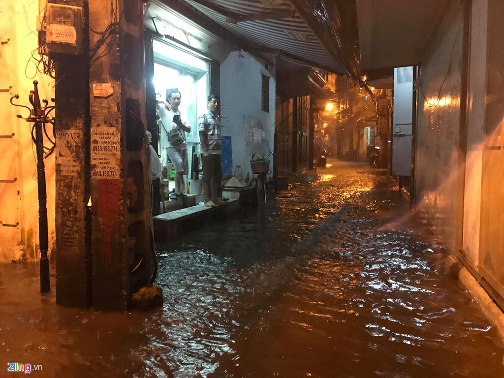 ha noi mua lon nuoc dang cao tran vao nha dan trong dem