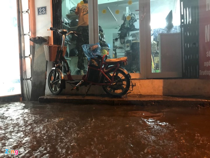 ha noi mua lon nuoc dang cao tran vao nha dan trong dem