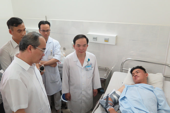 bi thu nguyen thien nhan xem xet trang bi ao giap cho hiep si duong pho