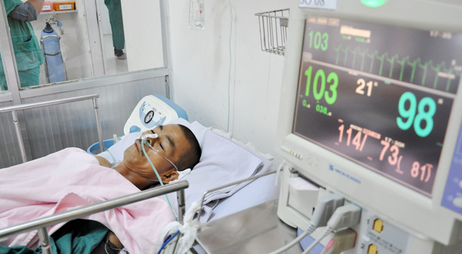 bi thu nguyen thien nhan xem xet trang bi ao giap cho hiep si duong pho