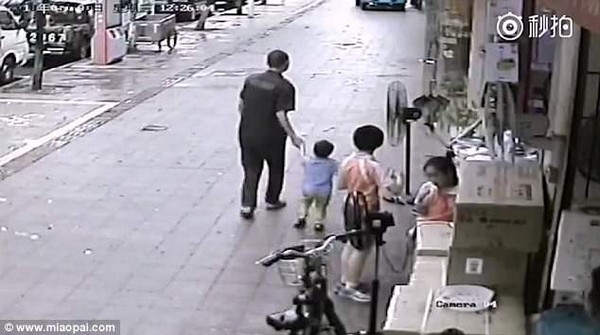 clip man bat coc tre em ngang nhien giua ban ngay gay soc cu dan mang