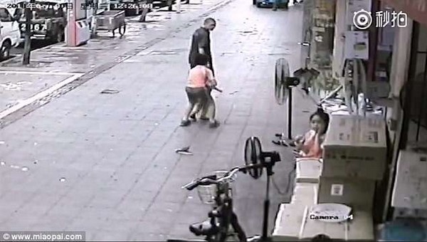clip man bat coc tre em ngang nhien giua ban ngay gay soc cu dan mang