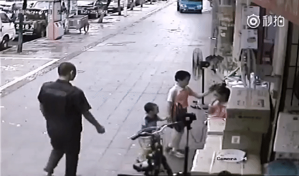 hai hung em be cho cha me dau tran phong vun vut tren duong