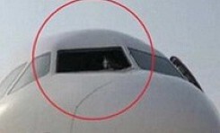 Cơ phó Trung Quốc bị hút suýt văng ra ngoài khi máy bay vỡ kính