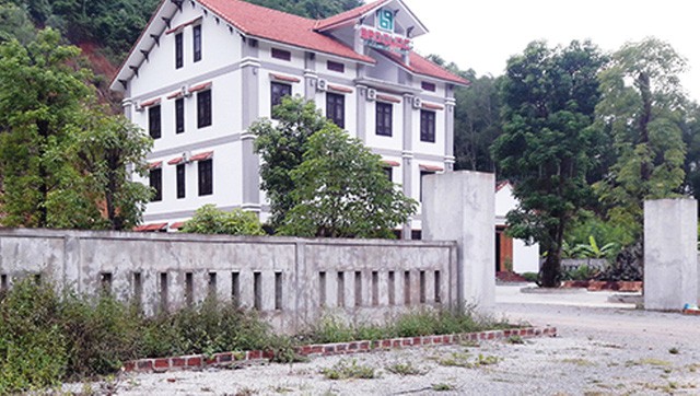 vi sao can bo dia chinh bi khoi to van duoc tiep tuc cong tac