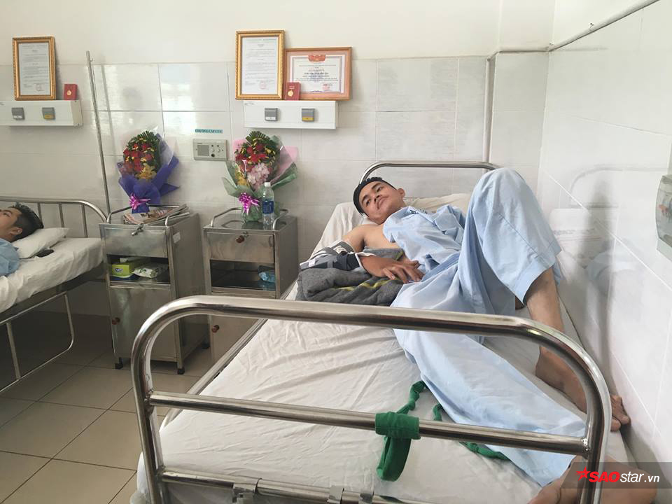 2 nam sinh trong thuong khi bat cuop o sai gon chi biet khoc khi nhin thay di anh cac anh qua dien thoai