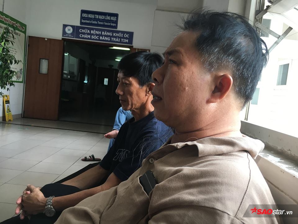 2 nam sinh trong thuong khi bat cuop o sai gon chi biet khoc khi nhin thay di anh cac anh qua dien thoai