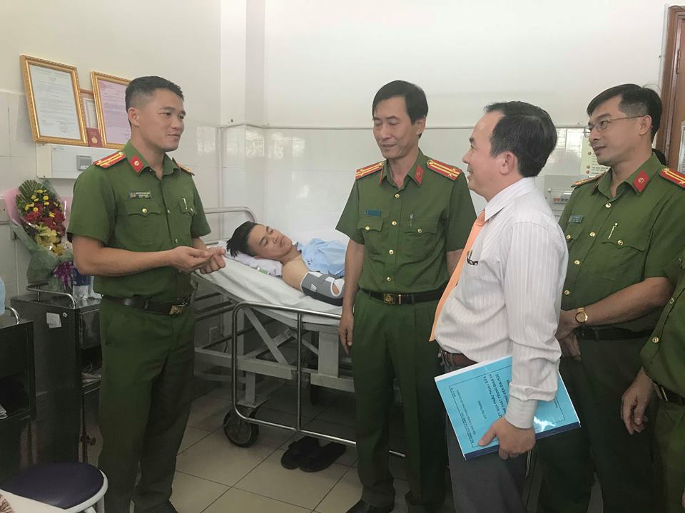 cong an tp hcm bat ngo nhuong phan thuong cho cac hiep si