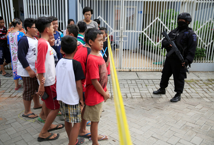 indonesia lo so kieu dung con nit tan cong khung bo