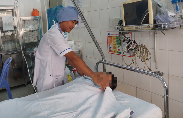 mot cong nhan bi cay sat dam xuyen tu co xuong nguc