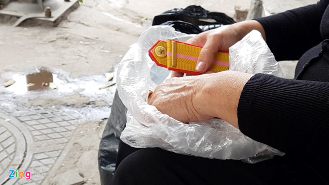 ha noi quet trang phuc giong cong an bo doi ban tran lan tren pho