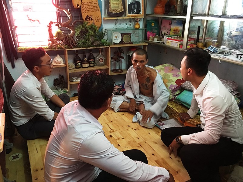 hiep si hoang ke lai giay phut doi mat voi nhom cuop sh