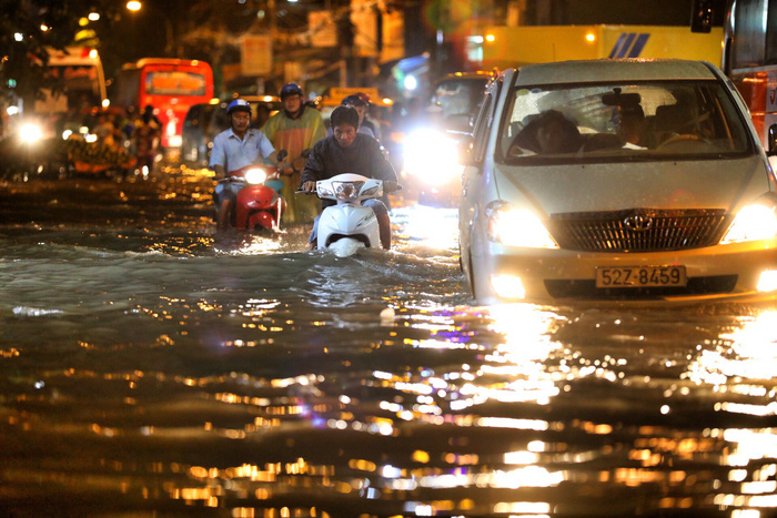 duong ngap gan het banh xe so gtvt noi chi la tu nuoc