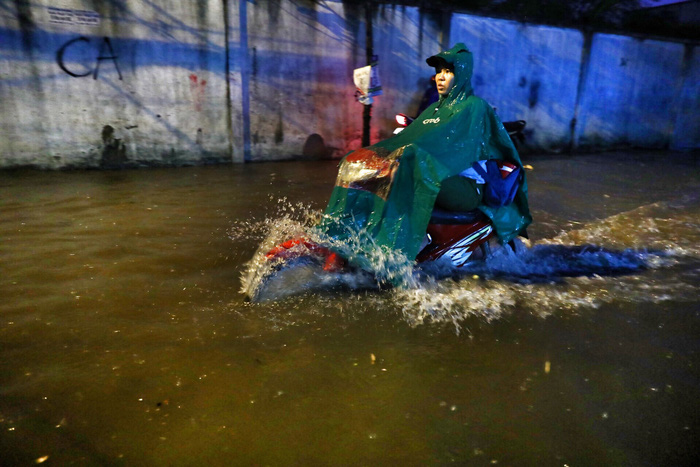 duong ngap gan het banh xe so gtvt noi chi la tu nuoc