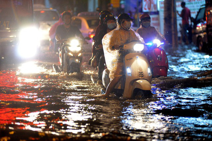 duong ngap gan het banh xe so gtvt noi chi la tu nuoc