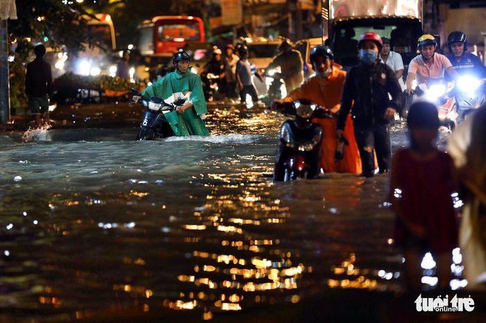 duong ngap gan het banh xe so gtvt noi chi la tu nuoc