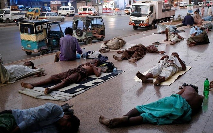 hinh anh nang nong kinh hoang lam 65 nguoi chet o karachi pakistan