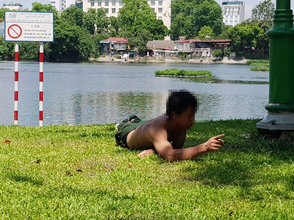 thanh nien gam co nhay xuong ho thien quang
