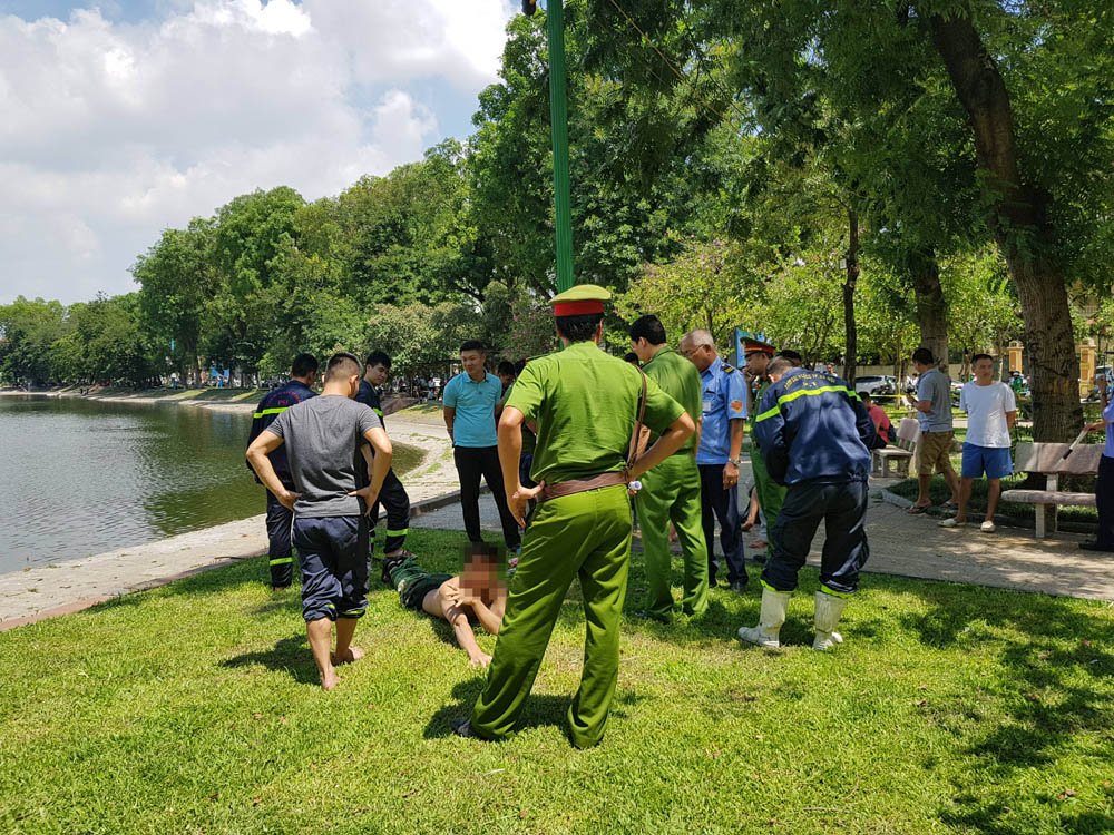thanh nien gam co nhay xuong ho thien quang