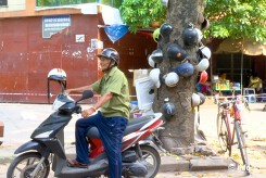Ông già 'gàn dở' nhặt mũ hỏng, làm xe ôm miễn phí cho người nghèo