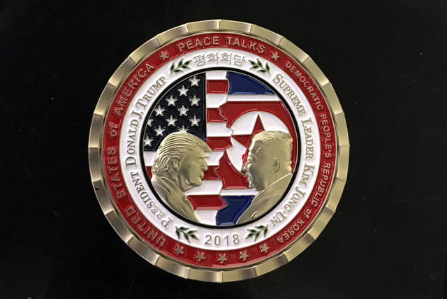 ong trump bi to tre qua dang tren tien xu ky niem