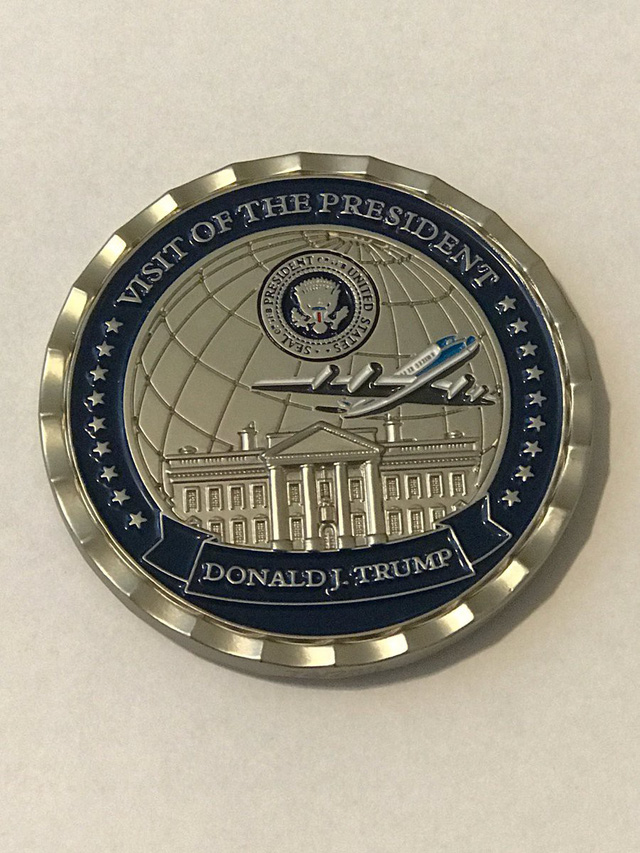 ong trump bi to tre qua dang tren tien xu ky niem