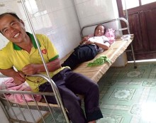 Phát hiện chồng gọi điện tình cảm cho 'gái', vợ ăn lá ngón tự tử