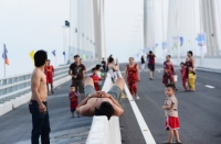 dong nguoi un un len cay cau moi o dong thap di thu va chup anh