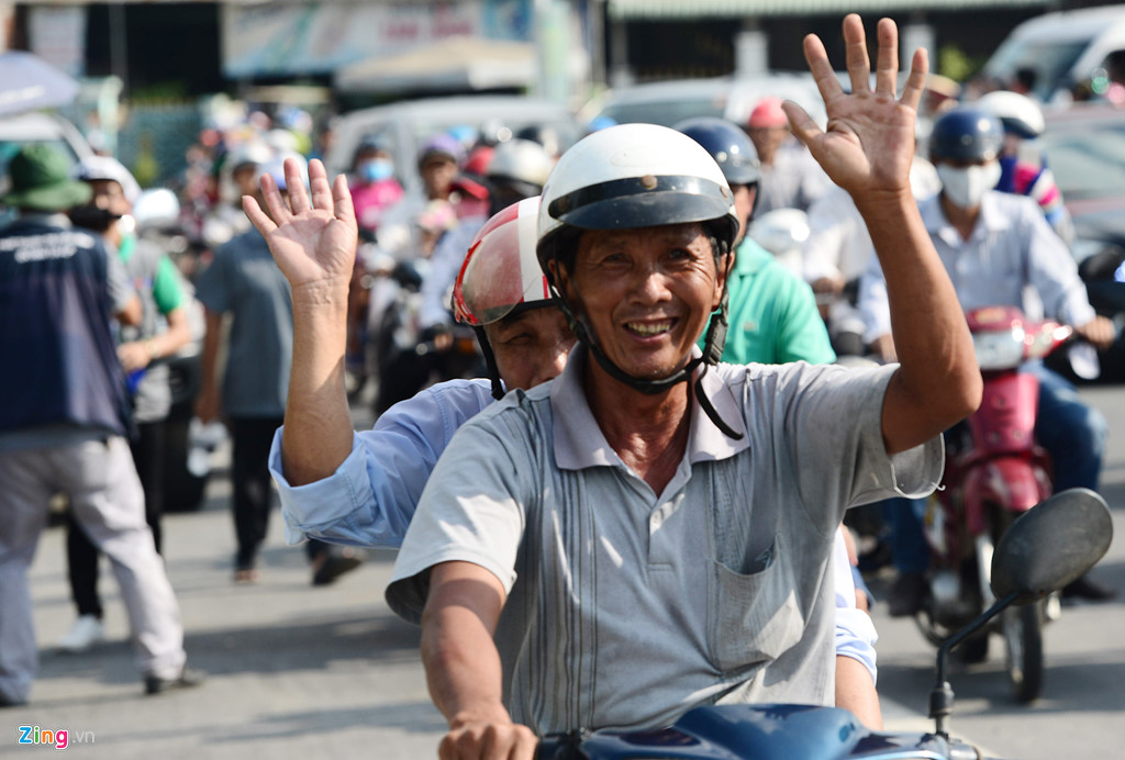 dong nguoi un un len cay cau moi o dong thap di thu va chup anh