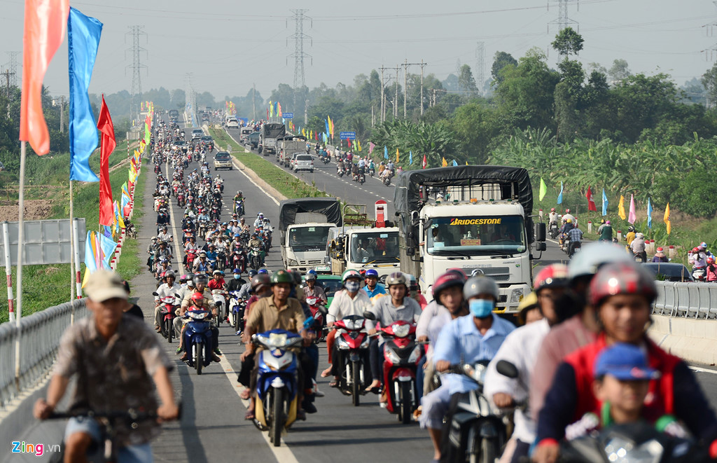 dong nguoi un un len cay cau moi o dong thap di thu va chup anh