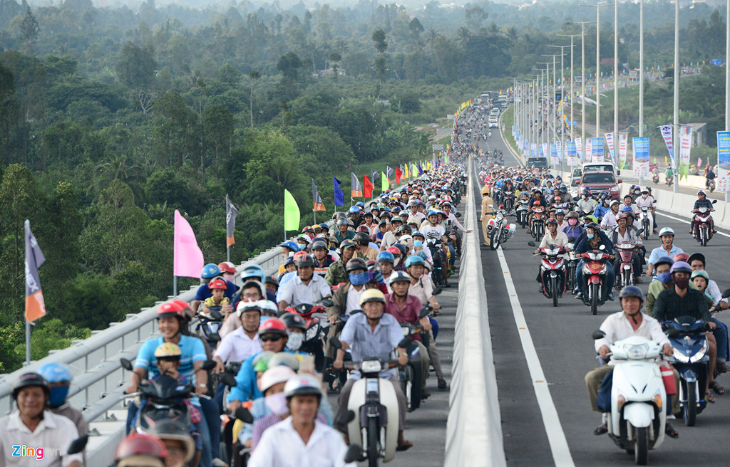 dong nguoi un un len cay cau moi o dong thap di thu va chup anh