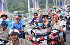 Dòng người ùn ùn lên cây cầu mới ở Đồng Tháp đi thử và chụp ảnh
