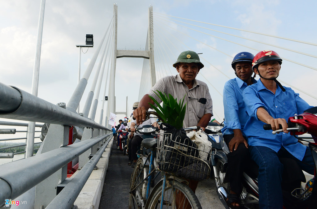 dong nguoi un un len cay cau moi o dong thap di thu va chup anh