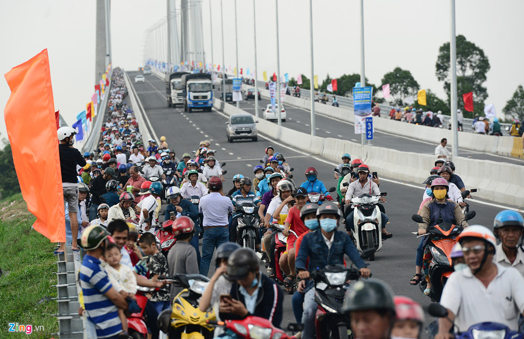 dong nguoi un un len cay cau moi o dong thap di thu va chup anh